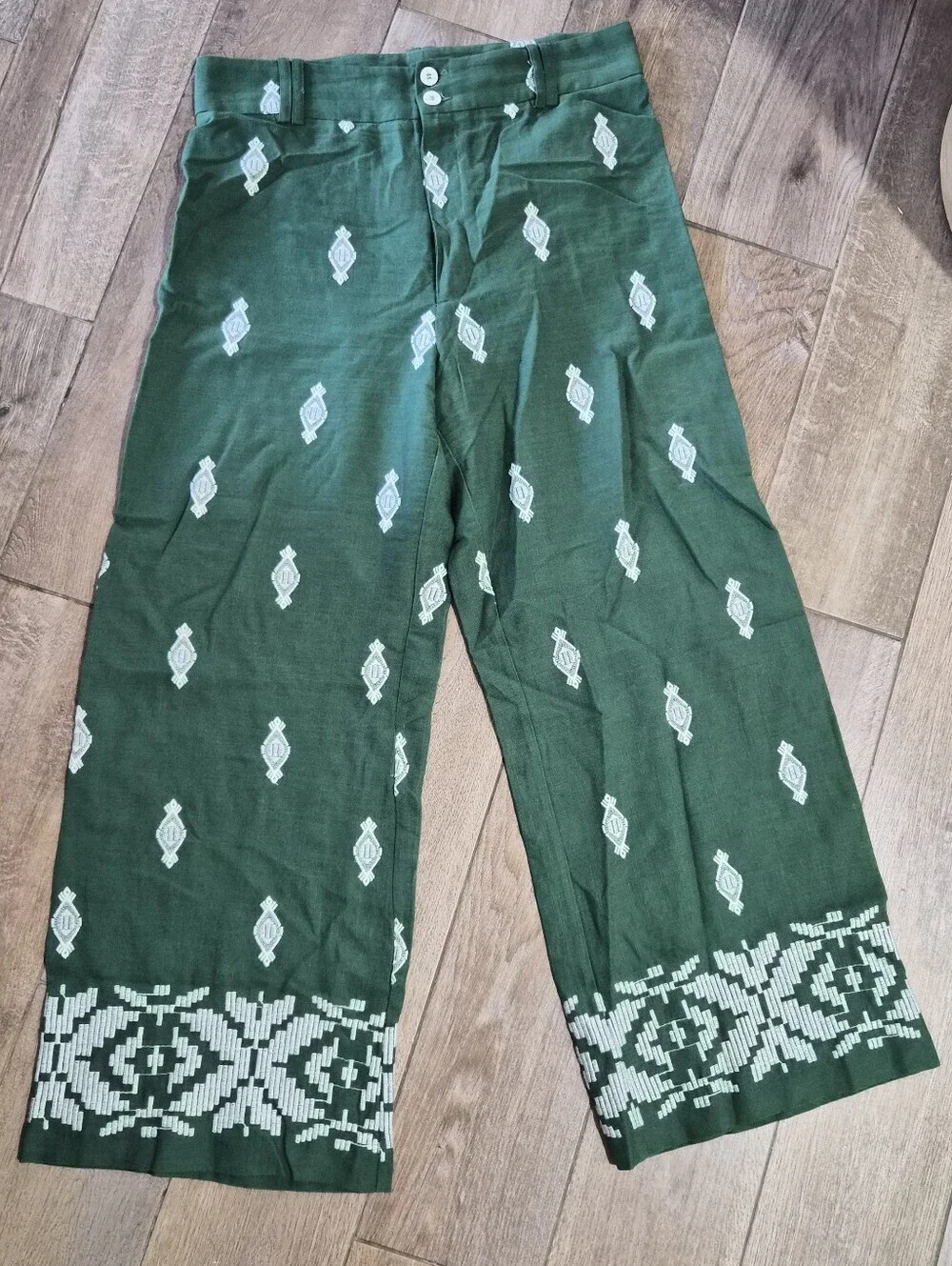 Zara Linen Blend Green With White Embroidered Cropped Pants Size Medium